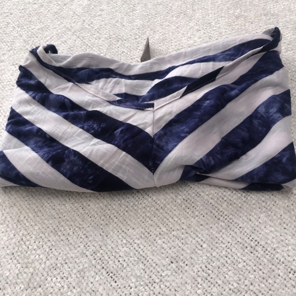 Denver Hayes xl blue and white sleeveless top for those special boat cruises - Picture 6 of 6